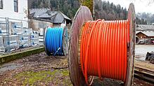 Noch sind Kabeltrommeln mit Leerrohren zu sehen. Der Ausbau des Breitbandnetzes soll aber Ende Jahr fertig sein. Bild: A. Böhm