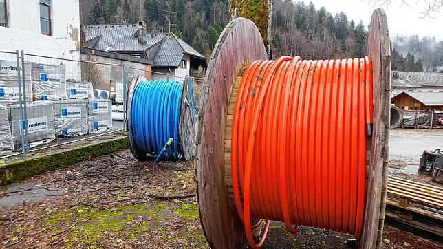 Noch sind Kabeltrommeln mit Leerrohren zu sehen. Der Ausbau des Breitbandnetzes soll aber Ende Jahr fertig sein. Bild: A. Böhm