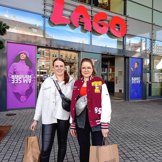 Lea Kohlhepp und Annika Bitzer, beide aus dem Raum Sigmaringen, haben sich zu einem Tagesausflug an den Bodensee entschieden. An ...