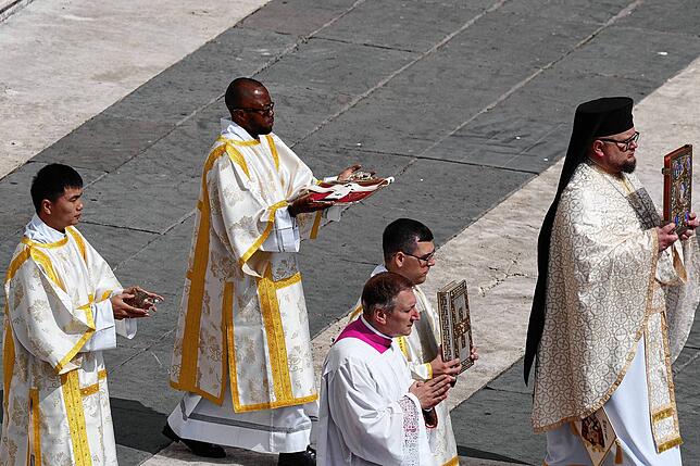 Das Pallium und der Fischerring, Symbole des Papsttums, werden während der feierlichen Amtseinführung von Papst Leo XIV. zur Messe auf ...