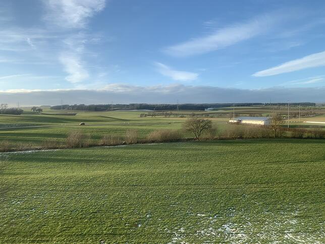 Landschaft durchs Zugfenster: Nach den engen Schwarzwaldtälern öffnet sich der Blick über die Baar.