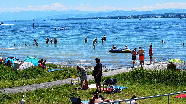 Badeverbot? Welches Badeverbot? Überzeugt sind weder Konstanzer noch Gäste von dieser Regel. Viele kühlen sich daher am Strandbad Hörnle ...