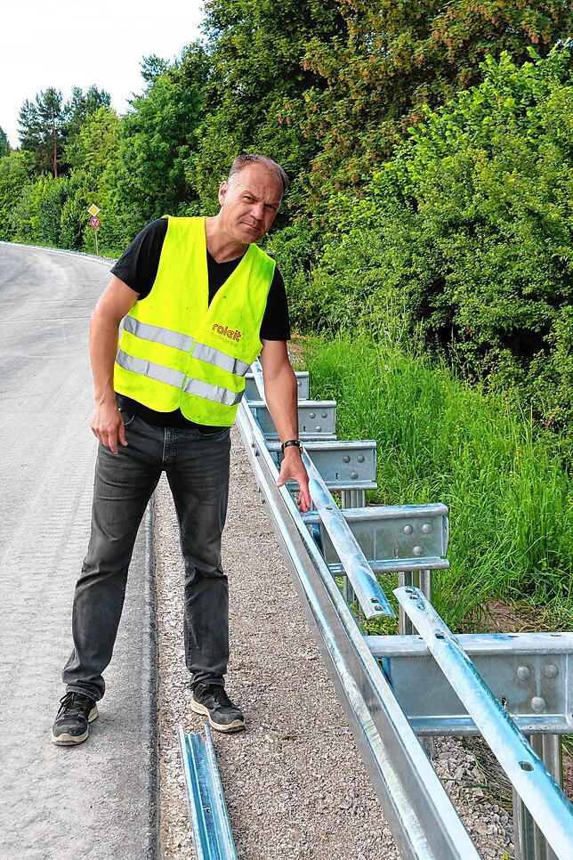 Der Villinger Michael Ruderisch hat mit seinem Unternehmen Roleit den Auftrag für die Montage der Schutzplanken bei der Sanierung der ...