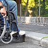 Kleiner Bordstein, große Wirkung: Für Rollstuhlfahrer ist unsere Welt voller Hindernisse.