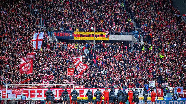 Die Spieler des SC Freiburg stehen nach dem Spiel bei den Fans.