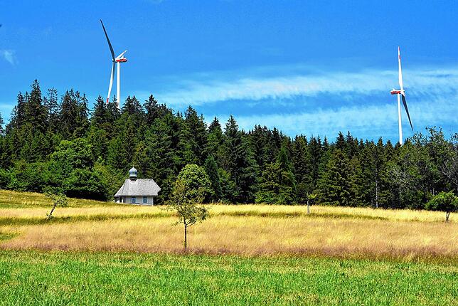 Die beiden Windräder auf Gemarkung Häusern, im Vordergrund die Wittlisberger Kapelle.