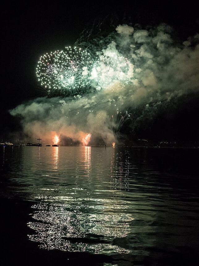Bild 17: Das Seenachtfest-Feuerwerk vom Logenplatz am Yachthafen: Der Kreuzlinger Teil in Bildern