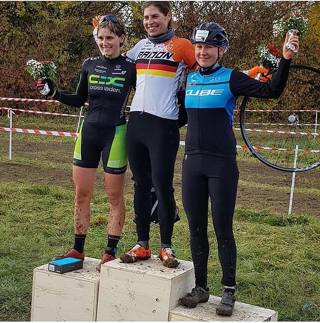 Podium: Janine Schneider (rechts) wurde in Vaihingen Dritte hinter Siegerin Elisabeth Brandau (Mitte) und Stefanie Paul.
