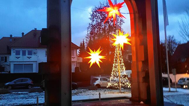 Auch aus wenig lässt sich viel machen: Unser Bild zeigt eine Weihnachtsszene vor dem Schwenninger Bürgerheim. Ein Gebäuderest und ...