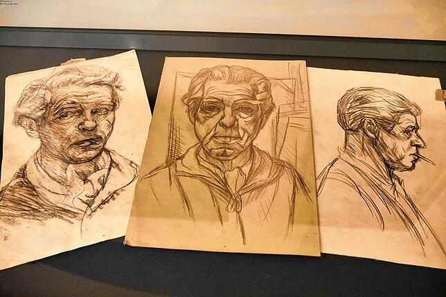 In einer Vitrine sind die Selbstporträts von Egon Itta zu sehen. Bild: Isabell Michelberger