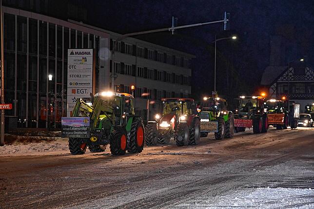 Bild 6: Scholz in Cottbus mit lauten Bauernprotesten empfangen