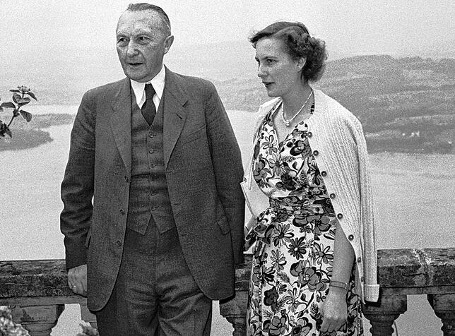 Der erste Bundeskanzler und damalige Chef der CDU mit seiner Tochter Lotte über dem Vierwaldstätter See. Auch Tochter Ria begleitete den ...