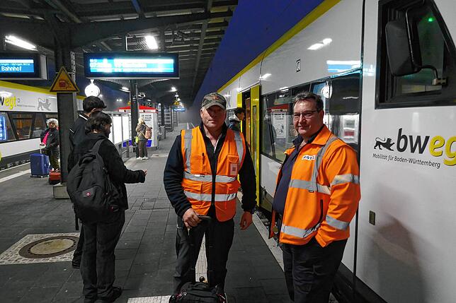 Rainer Bode und Vitali Schäfer versehen ihren Dienst am Warnstreiktag nach Vorgaben der Leitstelle.