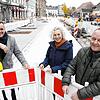 Uwe Kopf (links) und Peter Martin (rechts) vom Tiefbauamt mit Anja Gabor vom Amt für Stadtplanung und Umwelt (Mitte) zeigen beim ...