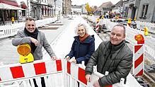 Uwe Kopf (links) und Peter Martin (rechts) vom Tiefbauamt mit Anja Gabor vom Amt für Stadtplanung und Umwelt (Mitte) zeigen beim ...