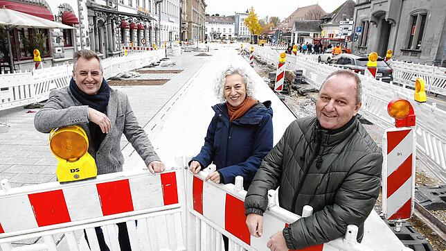 Uwe Kopf (links) und Peter Martin (rechts) vom Tiefbauamt mit Anja Gabor vom Amt für Stadtplanung und Umwelt (Mitte) zeigen beim ...