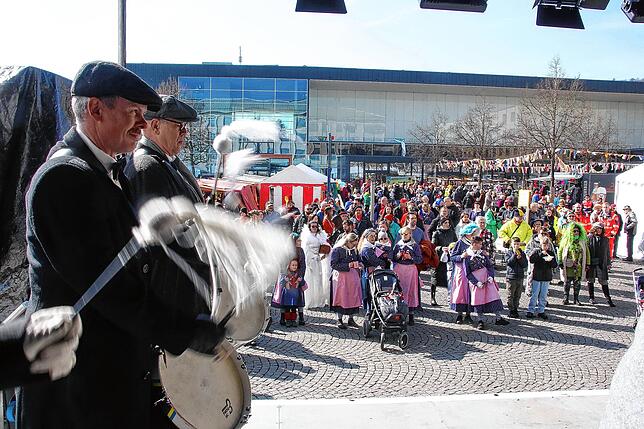 Der Poppele-Fanfarenzug sorgte von der Bühne auf dem Rathausplatz für fetzige Trommelwirbel und Bläserklänge.