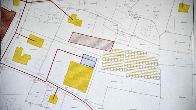An das Kur- und Sporthaus (Mitte, gelb) könnte sich die Heizzentrale (blau) anschließen, auf dem benachbarten Grundstück das ...