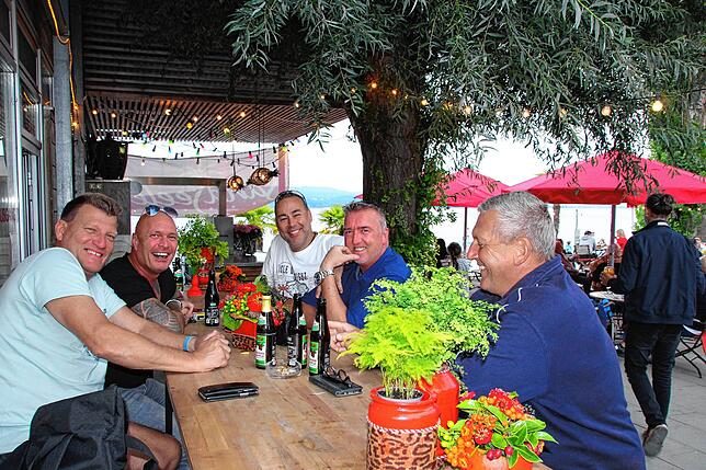 Das Wochenende ist eingeläutet: Auch Einheimische lieben die Gastronomie der Sandseele und verbringen hier direkt am See schöne ...