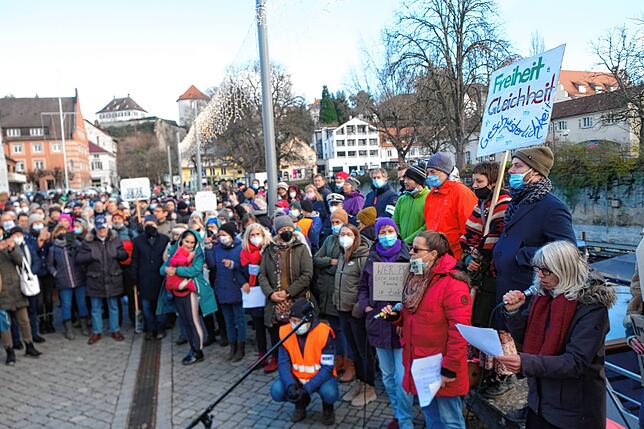 „Wir wollen den Verzagten Mut machen“, sagte Veranstalterin Ruth Meishammer vor und nach der Demonstration und appellierte ...
