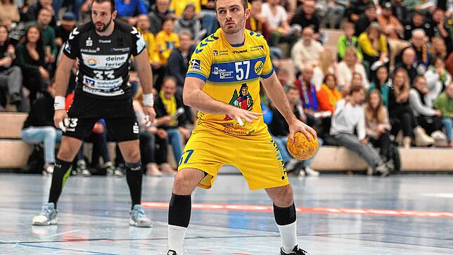 Lucas Köder (am Ball, hier im Hinspiel) war gegen Nordhorn siebenmal erfolgreich.