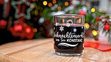 Mit einem Glühwein auf dem Weihnachtsmarkt kommt mancher Besucher in Adventsstimmung. Doch was kostet die Tasse in Konstanz?