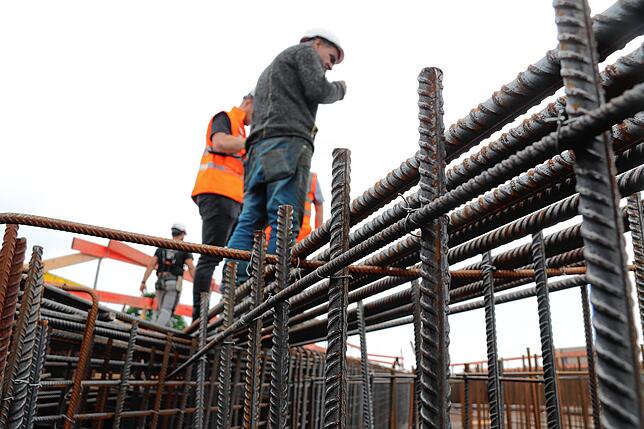 Für die Menge an Beton müssen etwa 113 Mischfahrzeuge kommen. Insgesamt dauert es bis zu 28 Tage bis dieser komplett ausgehärtet ist. ...