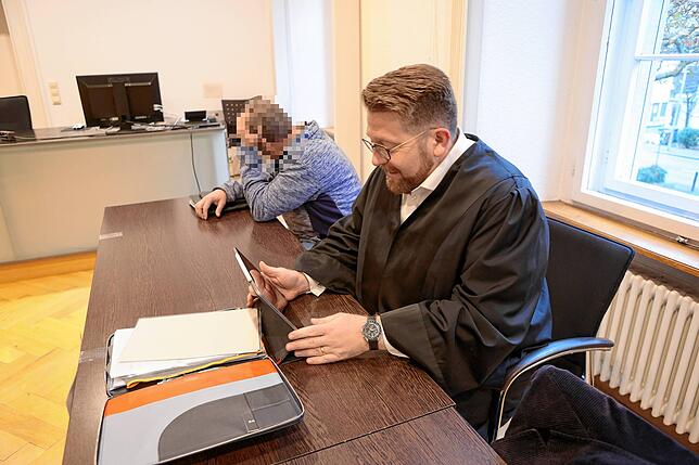 Dritter Verhandlungstag im Prozess gegen einen Physiotherapeuten aus Allensbach: Der Angeklagte (links) wird von Rechtsanwalt Andreas ...