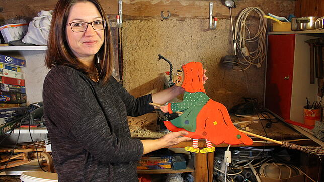 In ihrer kleinen Keller-Werkstatt arbeitet Marion Schwäble an den Urhexen-Figuren aus Holz. Die werden handbemalt und bestehen aus ...