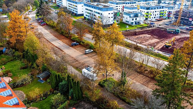 Auf dem ehemaligen Krankenhausparkplatz (links) an der Vöhrenbachere Straße in Villngen sollen bald mehrere Neubauten mit 90 Wohnungen ...
