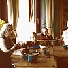 Ein Bild aus dem privaten Album der Dackweilers: Die Familie in gemeinsamer Runde am Esstisch. Die Familie viele Jahre gemeinsame mit ...