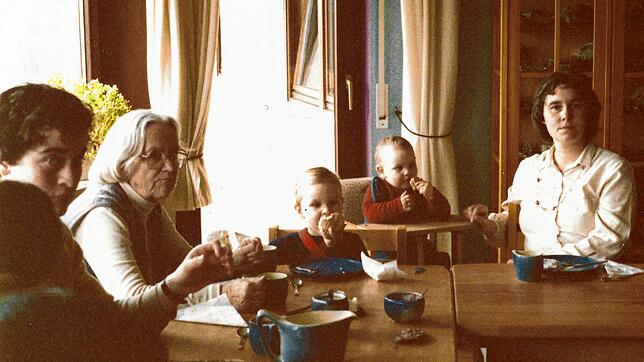 Ein Bild aus dem privaten Album der Dackweilers: Die Familie in gemeinsamer Runde am Esstisch. Die Familie viele Jahre gemeinsame mit ...