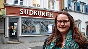 Maike Skerstins vor ihrem neuen Arbeitsplatz, der Stockacher Lokalredaktion des SÜDKURIER im Herzen der Oberstadt.