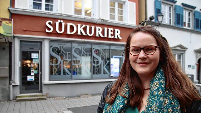 Maike Skerstins vor ihrem neuen Arbeitsplatz, der Stockacher Lokalredaktion des SÜDKURIER im Herzen der Oberstadt.