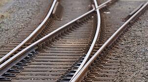 Eine Frau stürzte in Leimen im Rhein-Neckar-Kreis am Bahnhof ins Gleisbett, als ein Zug einfuhr. (Symbolbild)