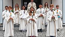 Neun Kinder haben, begleitet von Pfarrer Heinz Vogel, in der St.-Ulrich-Kirche in Nenzigen ihre erste heilige Kommunion gefeiert. Im ...