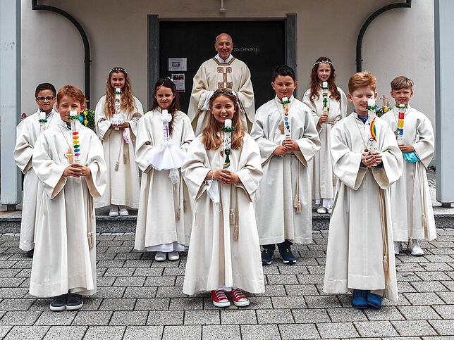 Neun Kinder haben, begleitet von Pfarrer Heinz Vogel, in der St.-Ulrich-Kirche in Nenzigen ihre erste heilige Kommunion gefeiert. Im ...