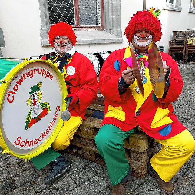 Vor Sankt Johann spielt die Clowngruppe der Schneckenburg. Zwei Musiker haben sogar ein Sitzplätzen ergattert.