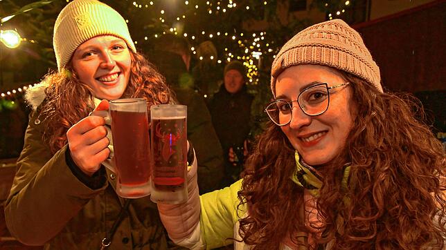 Wohl bekomm&lsquo;s! Ein Besuch auf dem Weihnachtsmarkt, wie hier in Schwenningen, gehört derzeit gerne ins Abend- oder ...
