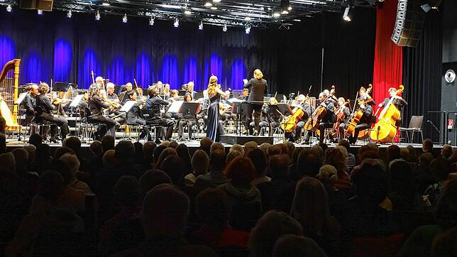 Gespannt lauscht das Publikum den filigranen Klängen: Solistin Elisabeth Gühring im bodenlangen Kleid, Dirigentin Anna Hartmann und die ...