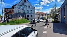 Wie soll man hier sicher über die Straße kommen? Das fragt sich JFK-Stadtrat Alexander Tasdelen, der an der Kreuzung ...