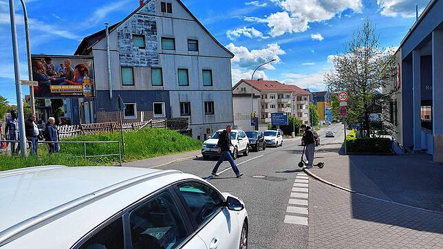 Wie soll man hier sicher über die Straße kommen? Das fragt sich JFK-Stadtrat Alexander Tasdelen, der an der Kreuzung ...