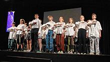 Mit dem Stück „Die Welle“ zeigt die Theatergruppe Tactlos des Friedrich-Wöhler-Gymnasiums, wohin blinder Gehorsam und Gruppendynamik ...