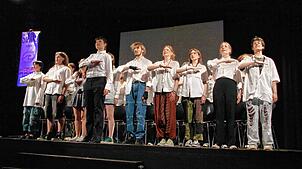 Mit dem Stück „Die Welle“ zeigt die Theatergruppe Tactlos des Friedrich-Wöhler-Gymnasiums, wohin blinder Gehorsam und Gruppendynamik ...