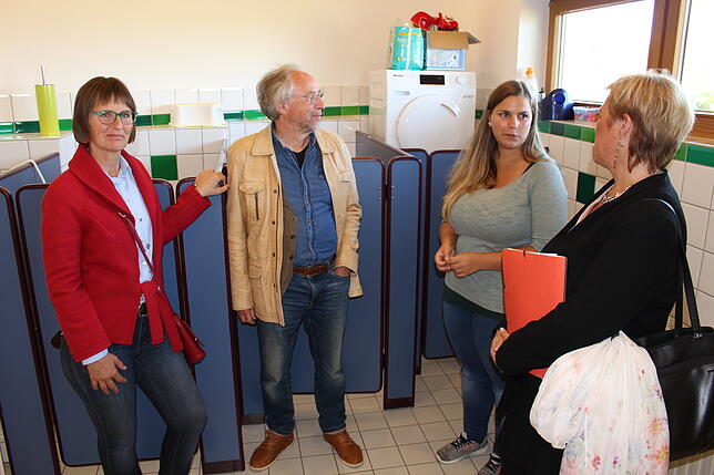 Einblick: Christine Harms-Höfler (von linsks), Sigmund Vögtle, Ann-Kathrin Dunzweiler und Landtagsabgeordnete Sabine Wölfle.