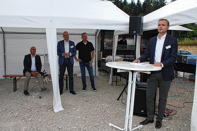 Freuen sich über das Richtfest für das Firmengebäude am neuen Standort Immendingen von Formel D (von links): Bürgermeister Manuel Stärk, ...