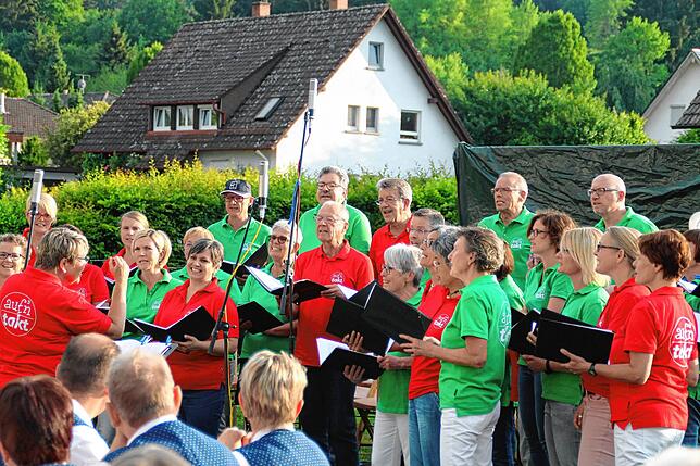 Schöner A-capella-Gesang: ein jüngerer Auftritt von Auf‘n Takt unter der Leitung von Sabine Martin (links)