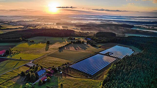 Blick auf die große Freiflächen-Photovoltaik-Anlage bei Pfaffenweiler. Sie liefert rund 7,5 Megawatt Strom und kann rund 2500 Haushalte ...