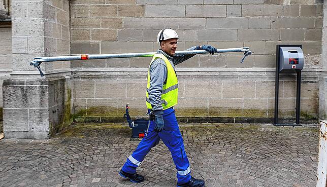 Basri Peci von der Firma Quadrex trägt eine Gerüststange ins Münster.