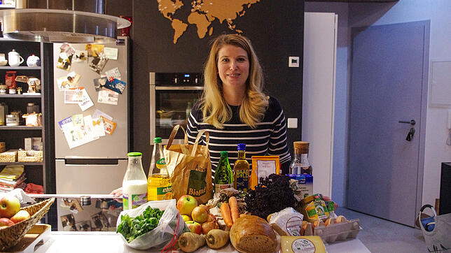 Gemüse, Salat, Äpfel, Milchprodukte, Saft und Brot: Juliane Schlichter mit ihren regionalen Einkäufen.